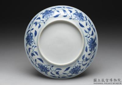 图片[3]-Dish with Indian lotus scrolls in underglaze blue, Ming dynasty (1368-1644)-China Archive